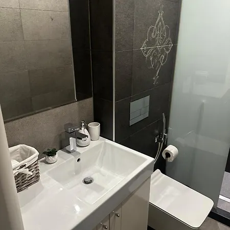 Deja Vu Apartment *